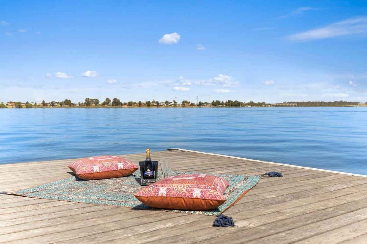 Lakehouse With Jetty & Pool Villa Yarrawonga Exterior photo